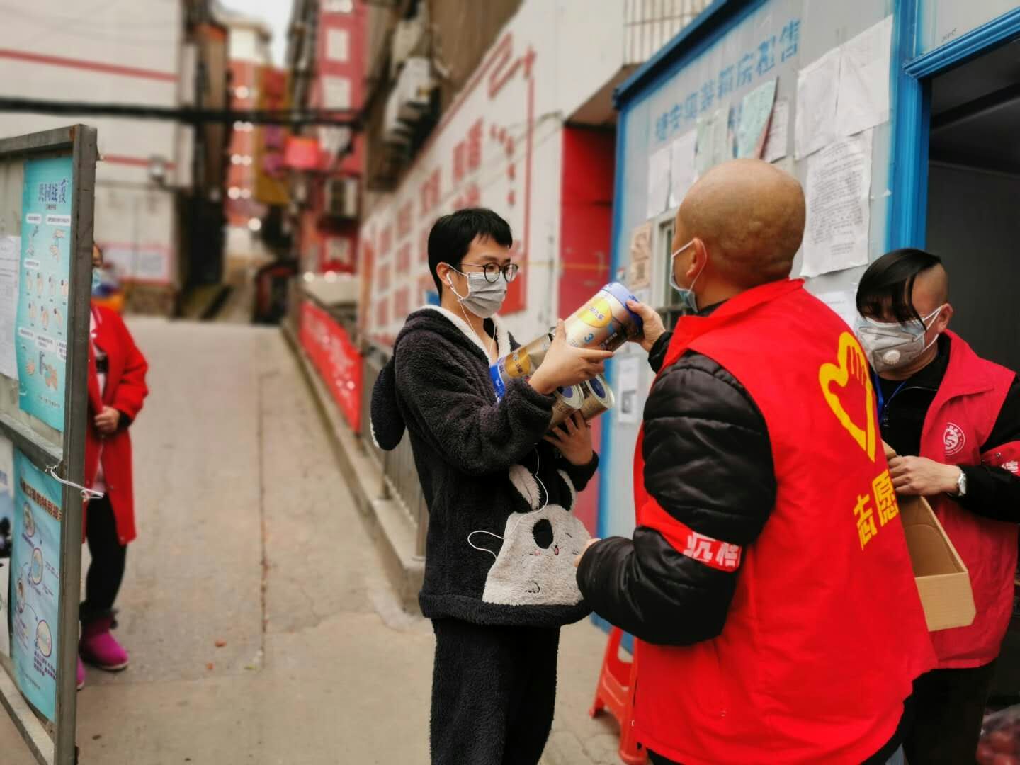 湖北-荊門公交集團-寧飛（社區(qū)義工服務，幫居民買奶粉）.jpg