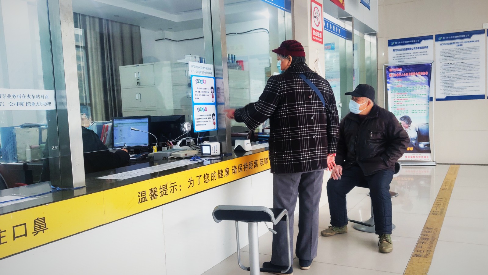 敬老卡業(yè)務(wù)升級后，老年顧客辦卡時，與窗口工作人員親切交談.jpg